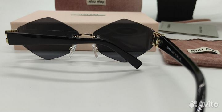 Солнцезащитные очки Miu Miu