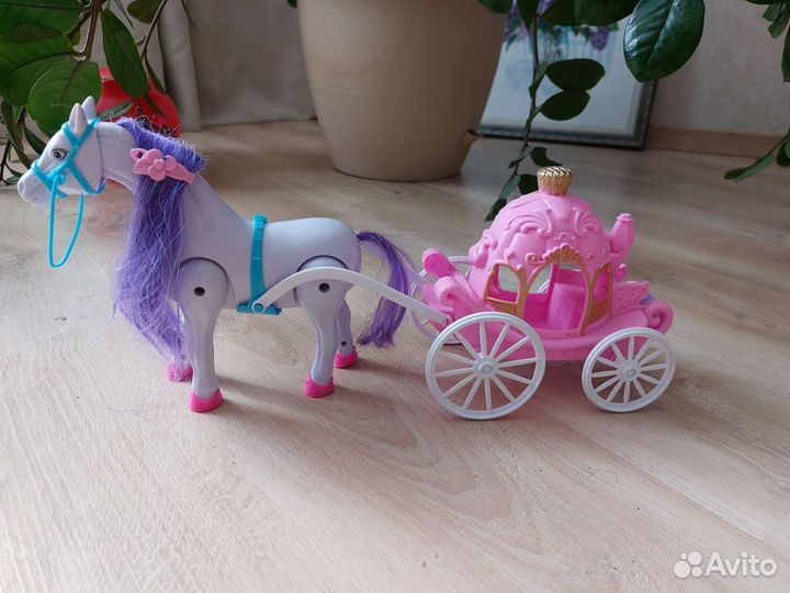 Лошадка с каретой. Ходит и поет песенки