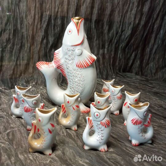 Фарфоровый штоф и 10 рюмок. Рыбки. Полоне зхк