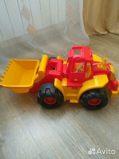 Игрушка. Трактор