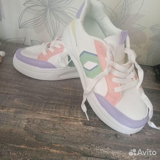 Кроссовки женские 37 размер новые