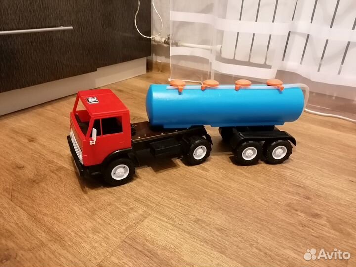 Большая игрушечная автоцистерна