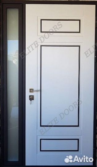 Металлическая входная дверь с боковым стеклом