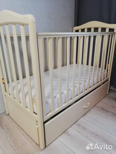 Детская кроватка с маятником