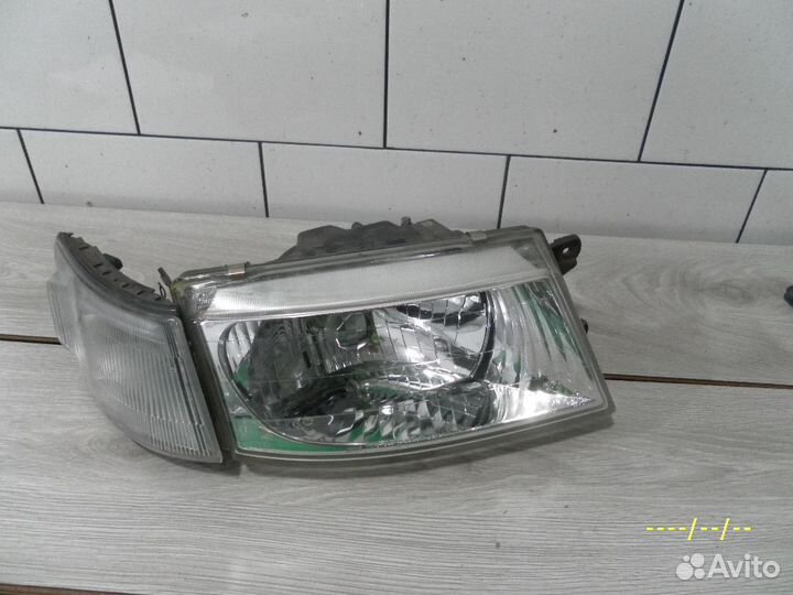 Фара правая Mitsubishi Chariot митсубиси шариот