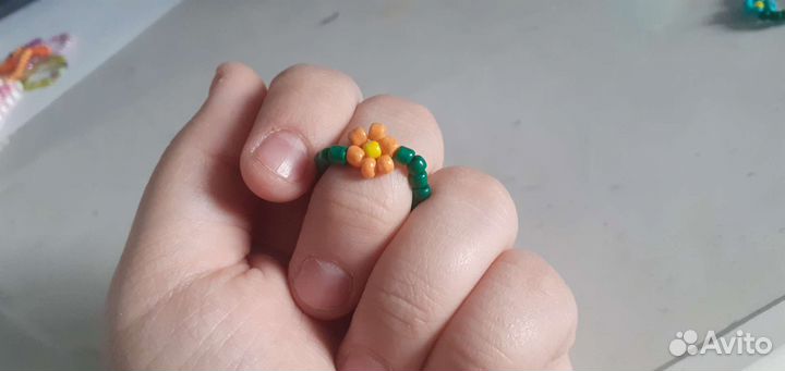 Кольцо из бисера с цветочком