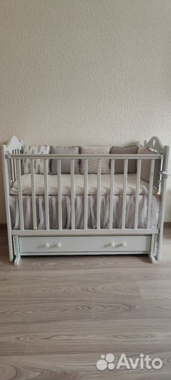 Детская кроватка с маятником и ящиком