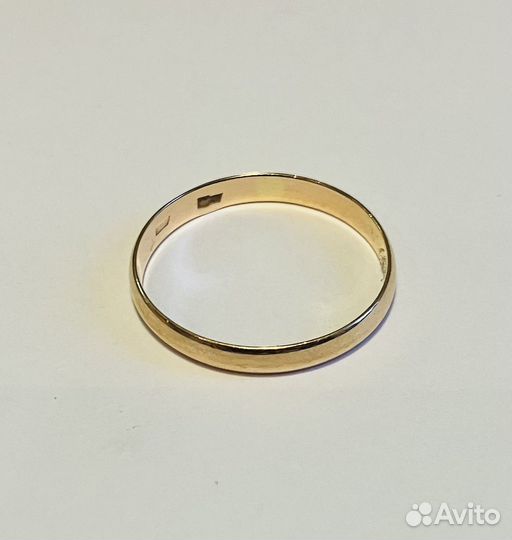Золотое обручальное кольцо