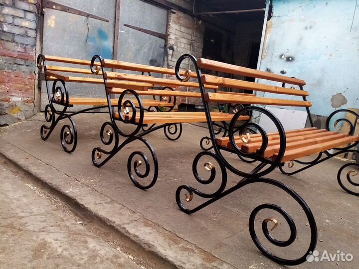 Скамейка с элементами ковки