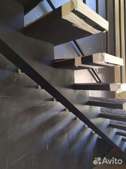 Лестница на металлокаркасе в дом