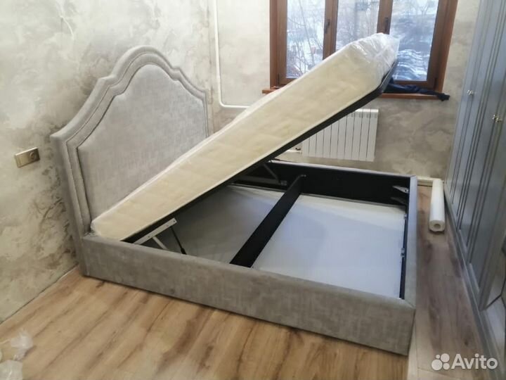 Двуспальная кровать с местом для хранения