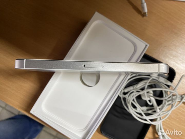 iPhone SE, 32 ГБ