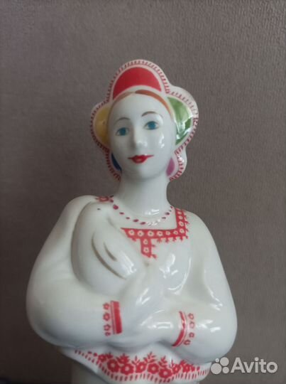 Фарфоровая статуэтка СССР Катюша фестивальная