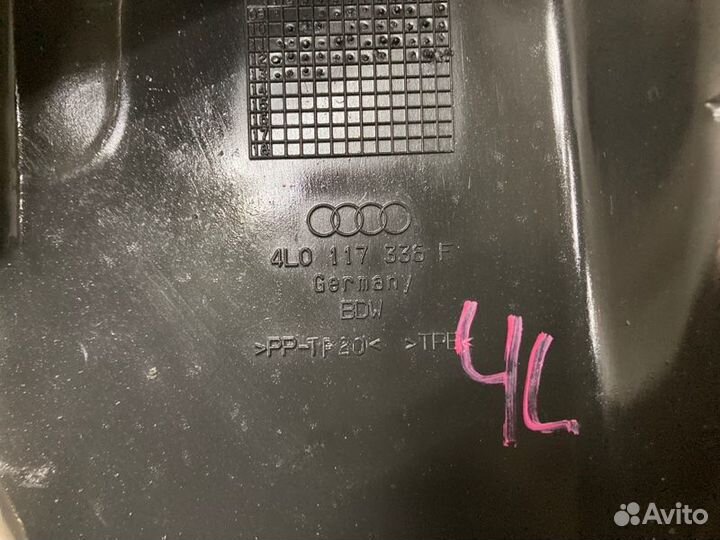 Кронштейн интеркулера передний правый Audi Q7 4L