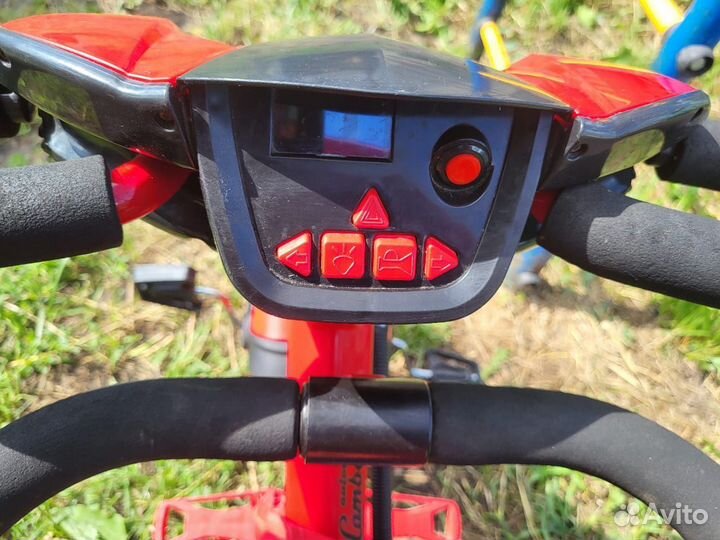 Детский трехколесный велосипед с ручкой