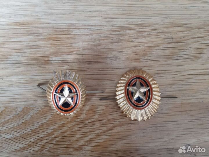 Кокарда золотая