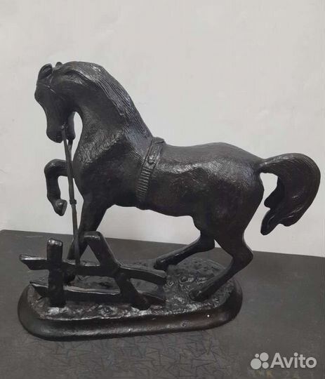 Статуэтка Конь у плетня