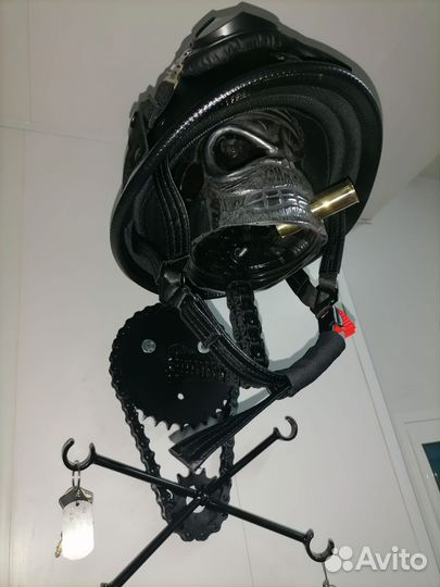 Вешалка-подставка под байкерский шлем