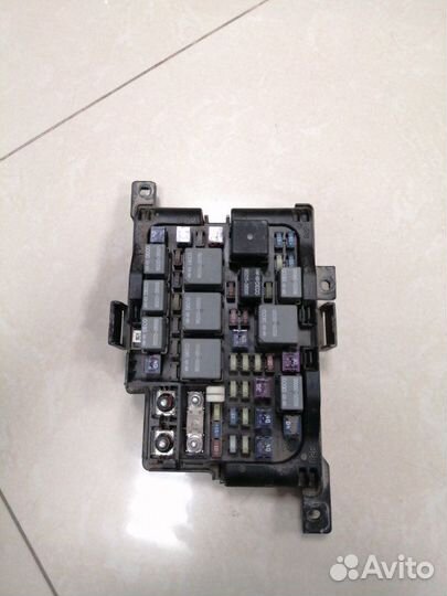 Блок предохранителей под капот Kia Carens FG G4KA