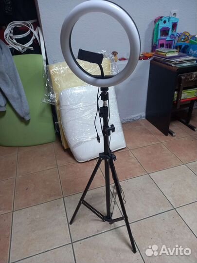 Кольцевая лампа на триноге