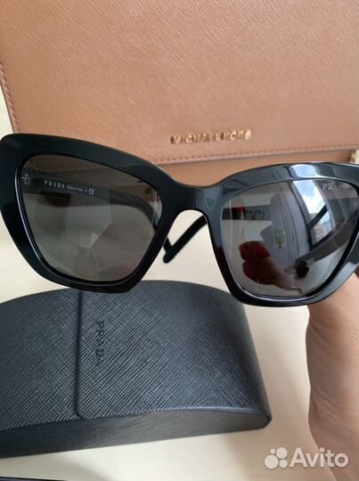 Очки Prada