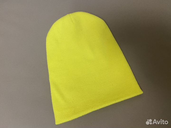 Две желтые шапки