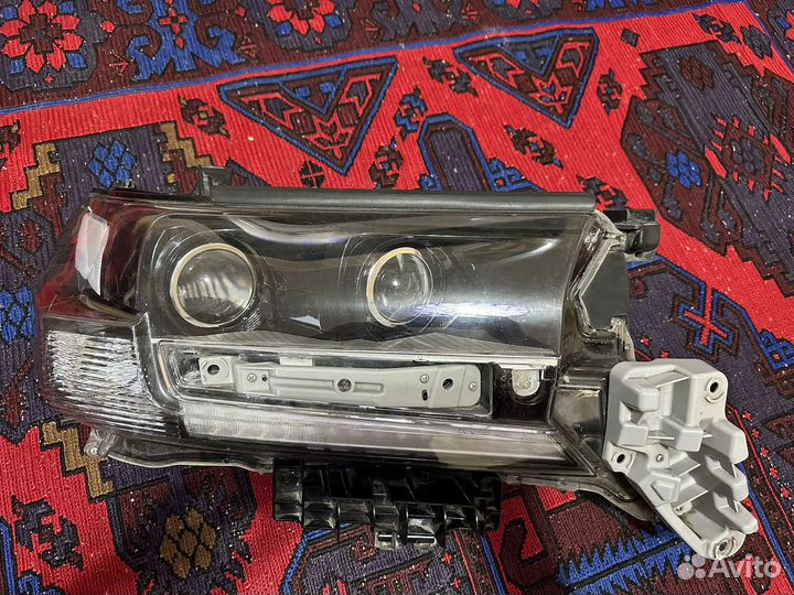 Фары на Toyota Land Cruiser 200