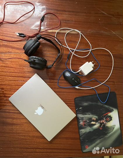 Ноутбук, сумка, наушники и мышка