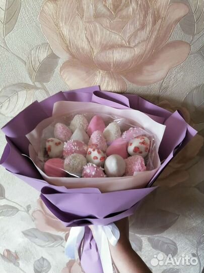 Клубника и шоколадные цветы на 1 сентября