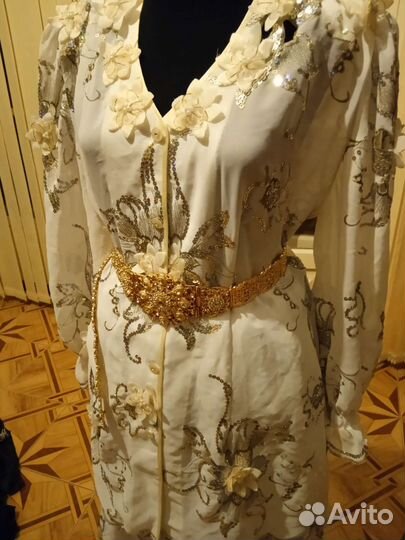 Национальный костюм белоснежного цвета с цветами