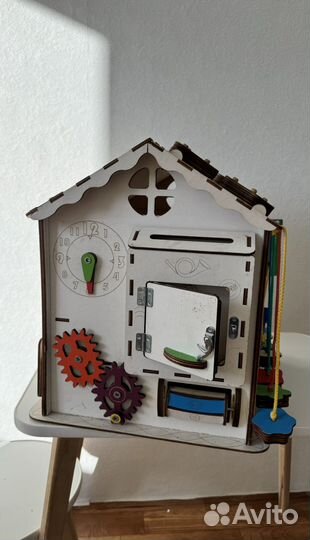 Бизиборд домик развивающий