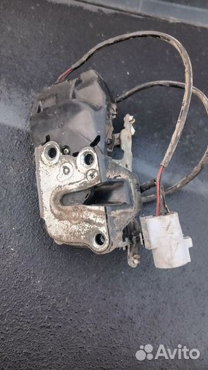 Замок правой передней двери Toyota carina-E