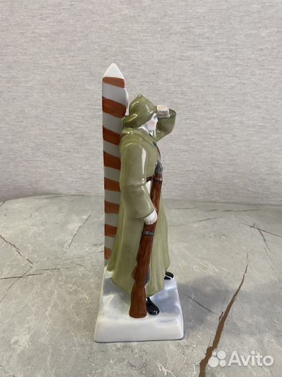 Фарфоровая статуэтка пограничник лфз