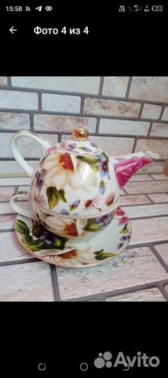 Чайник с блюдцем и чашкой