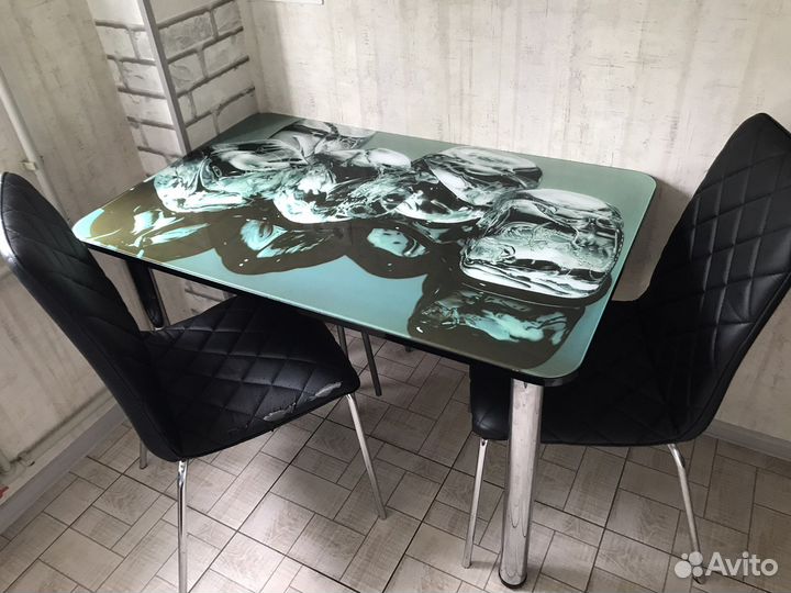Стол со стульями