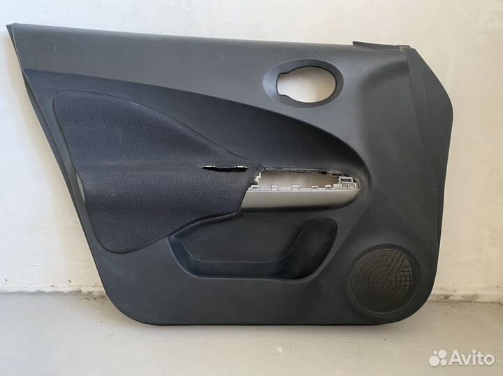 Обшивка передней левой двери а/м nissan juke
