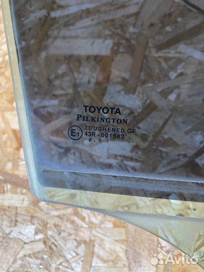 Стекло двери задней правой Toyota Avensis