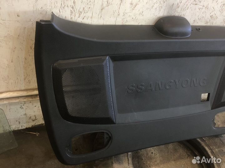 Обшивка двери багажника Ssang Yong Rexton 1