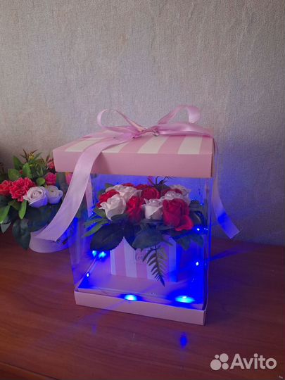 Подарочный букет в коробке из мыльных роз и светом