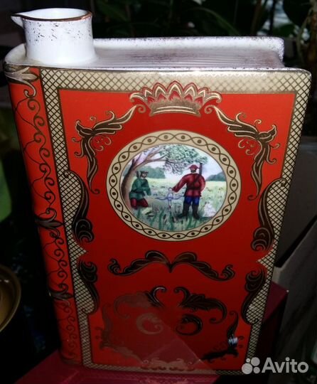 Коробки от алкоголя с пустыми бутылками