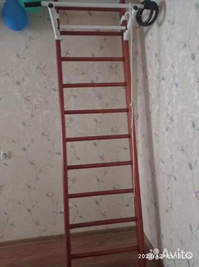 Шведская стенка деревянная с турником