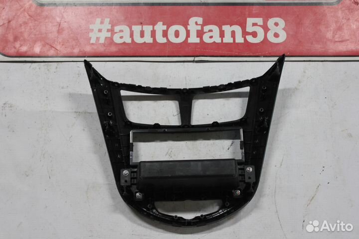 Рамка магнитолы Hyundai Solaris с 2010