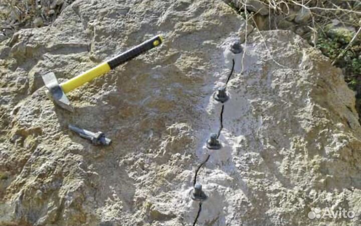 Разрушение скалы / валунов / бетона клиньями