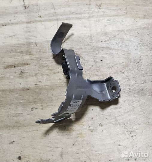 Кронштейн VAG 03L131051BH