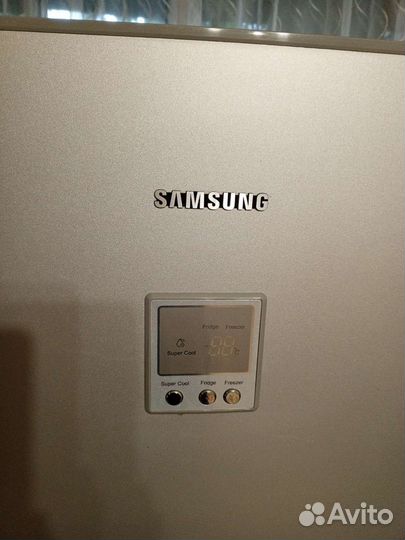 Холодильник бу Samsung, высота 1,4 метра, рабочий