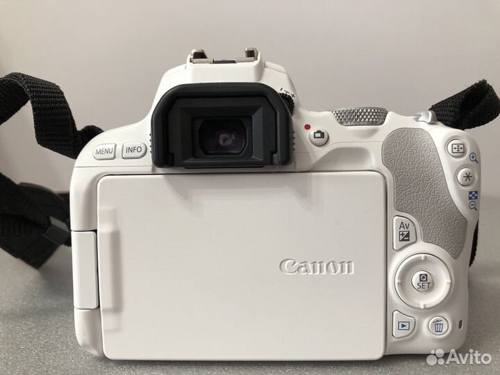 Зеркальный фотоаппарат Canon EOS 200D