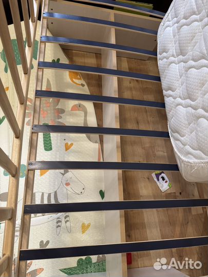 Детская кроватка с маятником