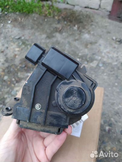 Замок багажника Toyota Fielder 69350-28150