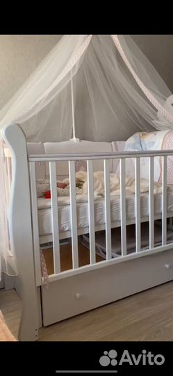 Детская кроватка с маятником