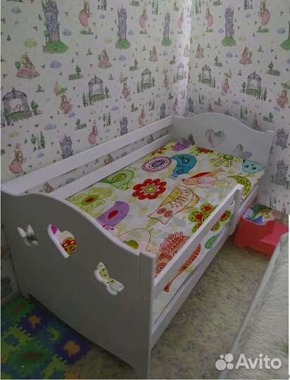 Кроватка детская из натурального дерева с бортиком